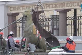Демонтаж грифонов с Банковского моста