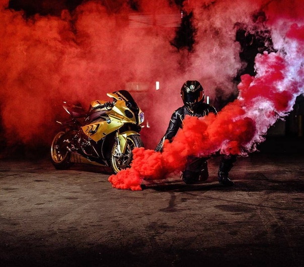Дымов мотоцикл. Дрифт на мотоцикле. Фотосессия на мотоцикле с дымом. Мотоцикл в огне. Бернаут на мотике.