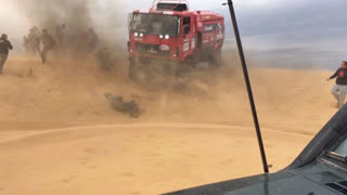 Лиса Рулит 2016 - ВНИМАНИЕ! 18+!!! Журналист попал под колеса МАЗ на этапе ралли-рейда. Лиса Рулит.