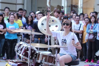 羅小白S. White-高雄夢時代 Барабанщица-виртуоз из Тайваня.Amazing Girl Drummer