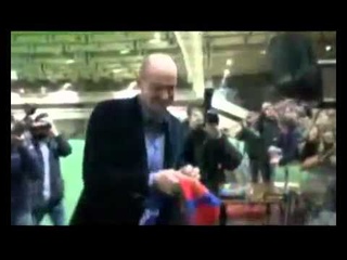 Онопко целует шарф ЦСКА
