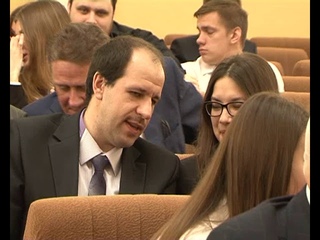 Губернатор Александр Михайлов наградил молодых ученых.