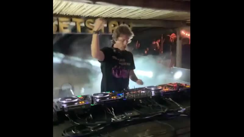 Maestro Hernan Cattaneo playing Amazing Bloom (Antrim & Claudio Cornejo Unofficial Remix)