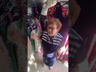 Até numa loja de roupas se toca concertina e se dança.