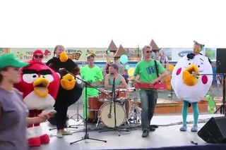Аниматоры и ростовые куклы Энгри Бердс на открытии Angry Birds Activity парка в СП-б