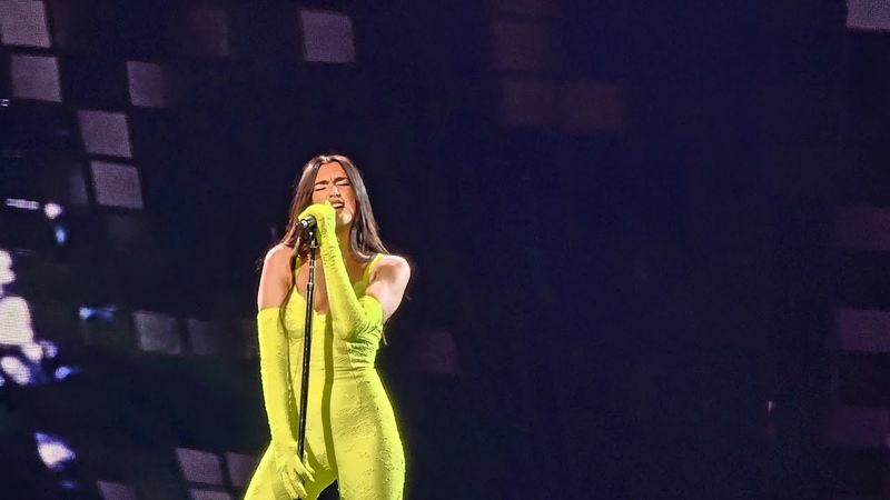 4 K Dua Lipa New Rules, Mic