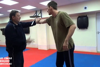 защита от удара ножом сверху
