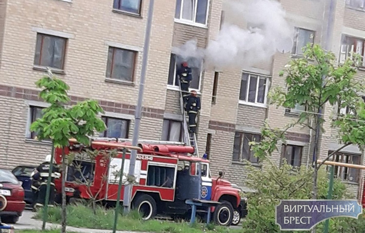 На ул. Мошенского возгорание в д. 100, есть пострадавший На ул. Мошенского возгорание в д. 100, есть пострадавший