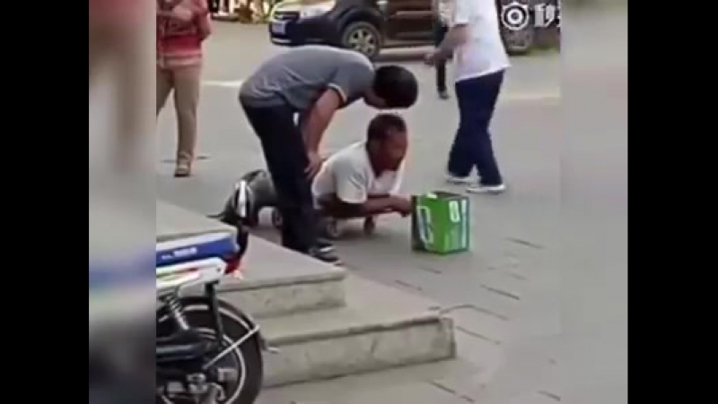 Мужчина стянул брюки с безногого