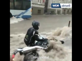 Überschwemmte Strassen , Vollgelaufene Keller Unwetter In Nrw