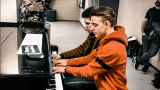 WONDERFUL PIANO DUET [Ludovico Einaudi – “Night“] at Amsterdam Train Station – THOMAS KRÜGER