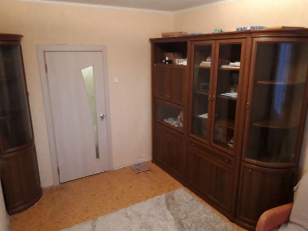 Фото: Срочно!! <br>Сдам комнату в 2-х комнатной квартире на длительный срок,<br>- От метро Пятницкое шоссе - 3 минуты,<br>- От метро Митино - 10 минут. <br>- Проживание без хозяев! <br>есть все необходимое для комфортного проживания. Во второй комнате живу я один, тоже снимаю (в этой квартире живу 1,5 года), работаю 5/2, аккуратный, вежливый, чистоплотный, личное пространство не нарушаю!<br>17000 + свет, вода по счетчикам пополам (не больше 1000) <br>В приоритете комнату сдам девушке, при необходимости шкаф для одежды приобрету.<br><br> Собор