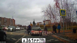 ДТП с велосипедистом у памятника Основателям Сургута