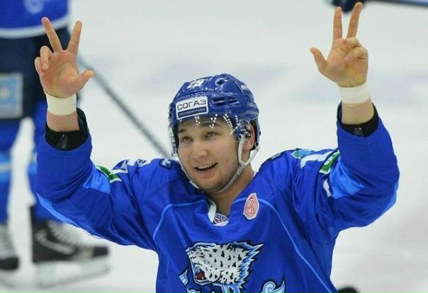 дамир тафгай рыспаев. рыспаев хоккеист драка. тафгай барыса дамир рыспаев. игрок барыса дамир рыспаев. дамир тафгай рыспаев.