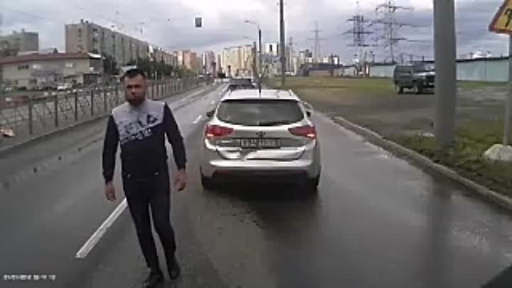 Дорожный учитель пытался преподать урок водителю