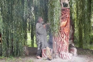 Альошкін О.М. у Вінниці гра біля своїх скульптур