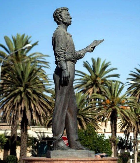 Памятник пушкину в китае Памятник пушкину в китае