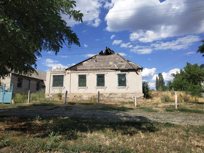 Фото: одно из зданий с разрушенной крышей в пос. Красный Партизан