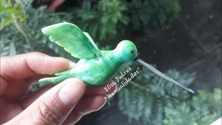 un colibrí en porcelana fría