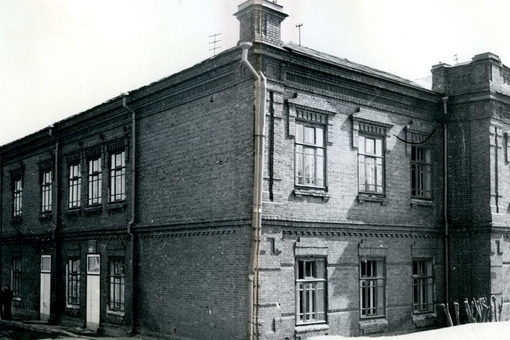 История здания школы. Художественно-промышленная школа екатеринбург. Земская школа 19 века в россии. Школа в годы войны. Школы в годы вов.