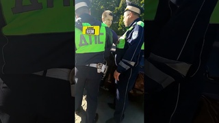 Инспектор ГИБДД ДПС ТВОРИТ БЕСПРЕДЕЛ - РУКОПРЕКЛАДСТВУЕТ В ОТНОШЕНИИ МУЖЧИНЫ! #shorts #дпс