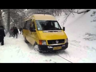 Лексус спасает автобус, Ялту занесло снегом